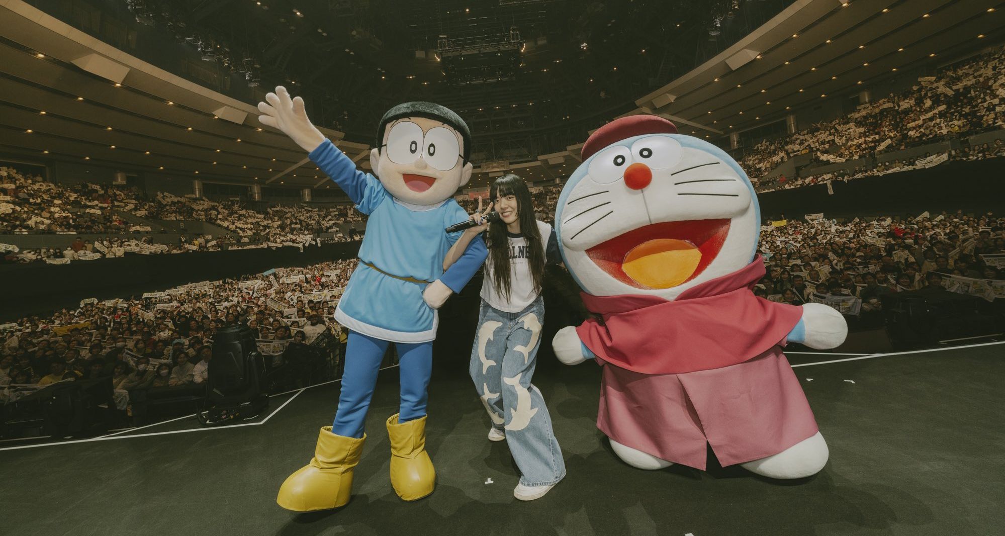 Aimyon bersama dengan Doraemon dan Nobita.