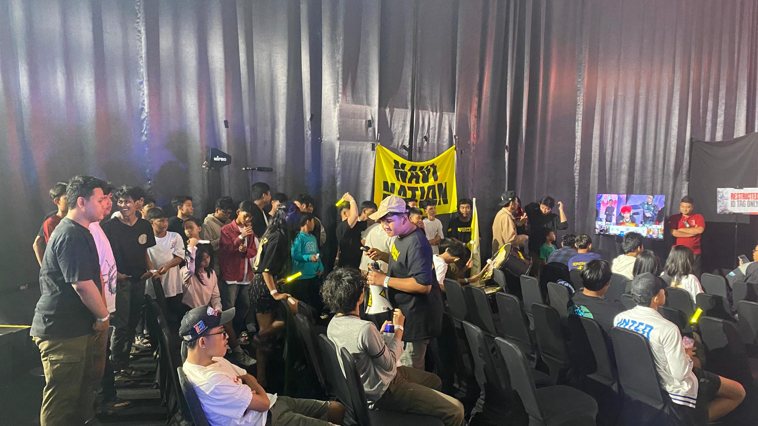 Belum berhasil tampil maksimal, pendukung Tim Navi berharap agar timnya bisa lebih solid dan lolos ke Playoff di musim depan.